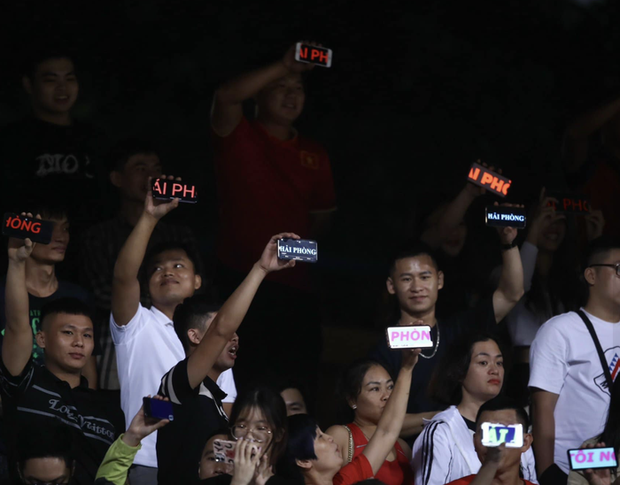 CĐV Hải Phòng 'vi phạm' quy định, bỏ qua lệnh cấm để cổ vũ đội nhà tại Hàng Đẫy