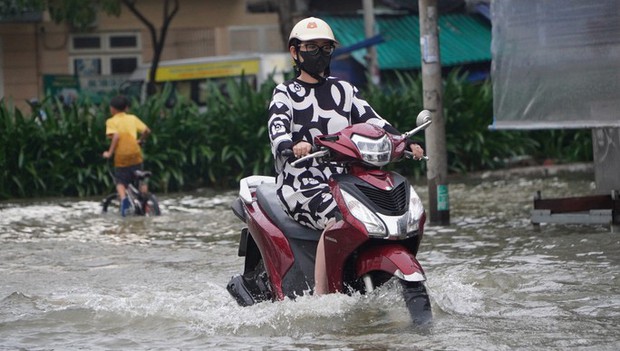 Loạt ảnh người dân TPHCM hì hục dắt xe qua đoạn đường ngập ngày triều cường dâng cao - Ảnh 4.