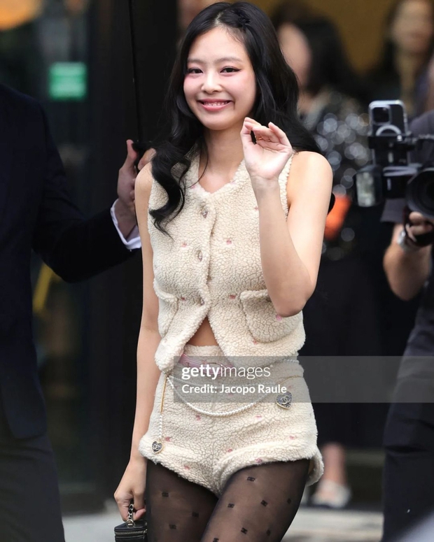 Jennie (BLACKPINK) lộ diện hậu tranh cãi ủng hộ Lisa diễn thoát y, nhan sắc có chấp được cam thường không chỉnh sửa? - Ảnh 10.