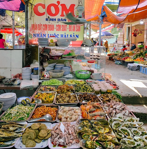 Hàng cơm ngập hải sản mà người Cát Bà vẫn ăn hàng ngày, cô chủ tiết lộ tuyệt chiêu giữ khách hơn 10 năm - Ảnh 3.