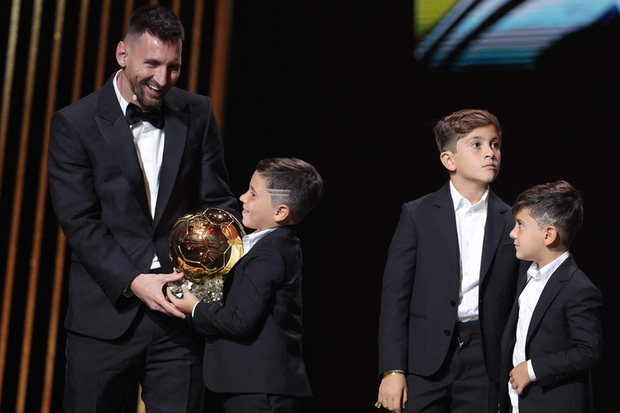 Chùm ảnh Messi cùng con trai rạng rỡ nhận Quả bóng Vàng lần thứ 8 - Ảnh 1.