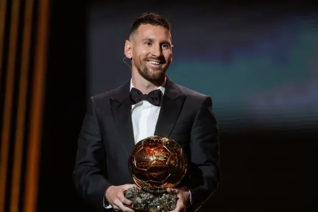 Chùm ảnh Messi cùng con trai rạng rỡ nhận Quả bóng Vàng lần thứ 8 - Ảnh 2.