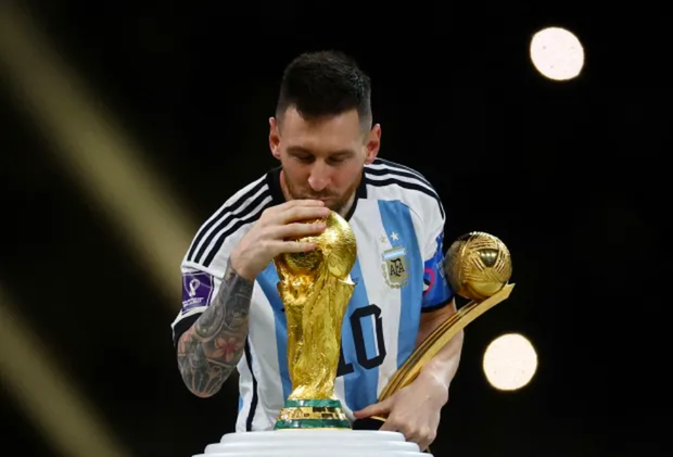 Chùm ảnh Messi cùng con trai rạng rỡ nhận Quả bóng Vàng lần thứ 8 - Ảnh 4.