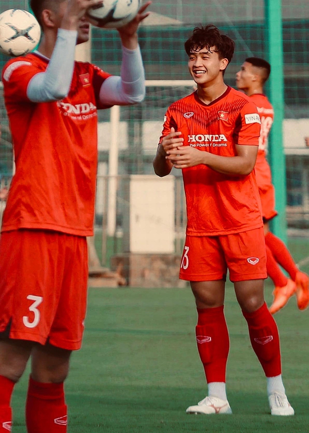 Cầu thủ U23 Việt Nam hấp dẫn theo cách riêng, dân mạng bàn tán về tình cảm với cô giáo tiểu học