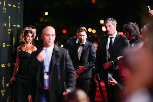 The happy and proud eyes of wife Antonela when superstar Lionel Messi won the historic Golden Ball - Photo 5.