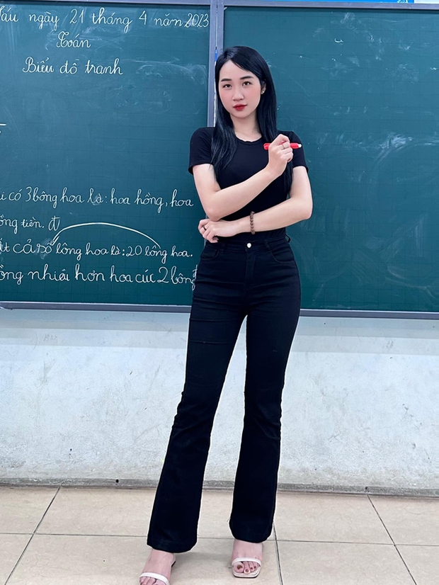 Cầu thủ U23 Việt Nam hấp dẫn theo cách riêng, dân mạng bàn tán về tình cảm với cô giáo tiểu học