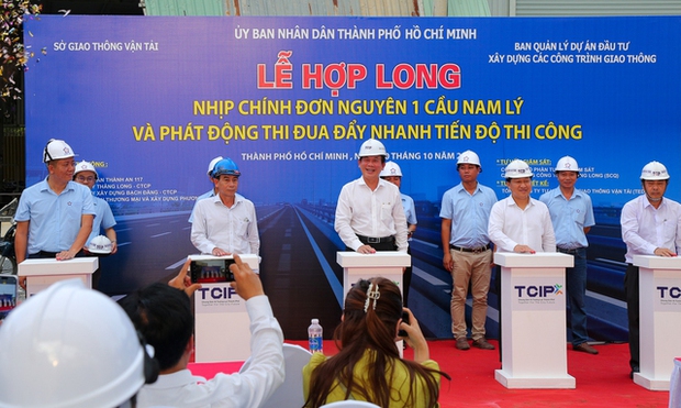 TP.HCM: Hợp long cầu hơn 900 tỉ đồng, người dân sắp thoát cảnh kẹt xe - Ảnh 1.