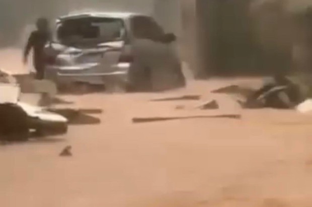 Mưa lớn, đường ngập, tường rào đổ sập khiến học sinh bị thương - Ảnh 2. Mưa lớn, đường ngập, tường rào đổ sập khiến học sinh bị thương - Ảnh 2.