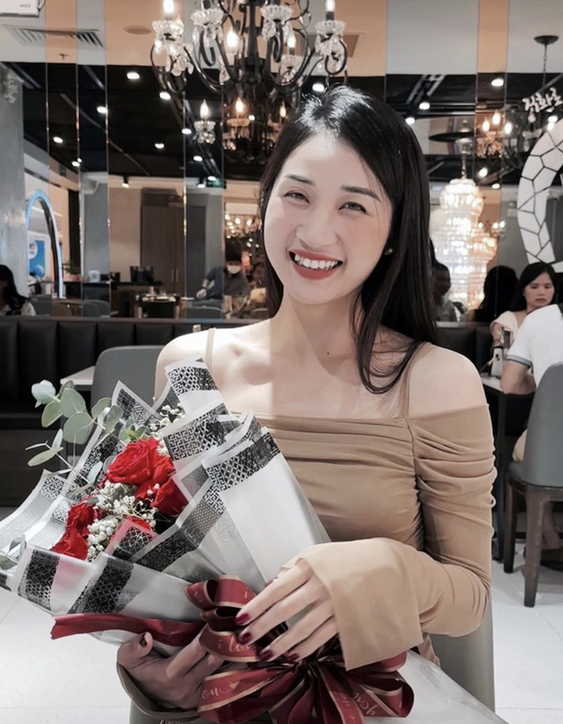 Cầu thủ U23 Việt Nam hấp dẫn theo cách riêng, dân mạng bàn tán về tình cảm với cô giáo tiểu học