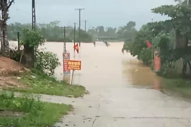 Mưa lớn, đường ngập, tường rào đổ sập khiến học sinh bị thương - Ảnh 1. Mưa lớn, đường ngập, tường rào đổ sập khiến học sinh bị thương - Ảnh 1.