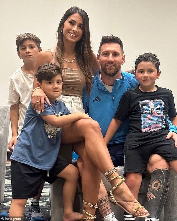 Messi is the happiest man today: Holding the Golden Ball in one hand, holding his wife in the other, happily ever after at the age of 36 - Photo 6.