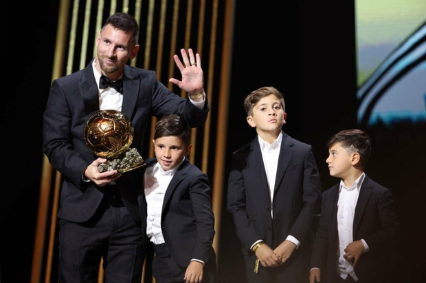 Messi is the happiest man today: Holding the Golden Ball in one hand, holding his wife in the other, happily ever after at the age of 36 - Photo 5.