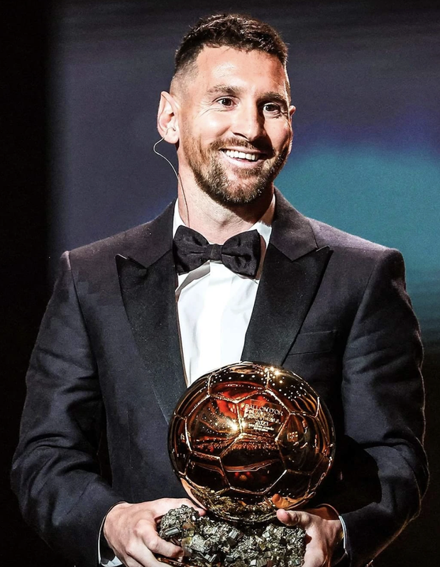 3 quý tử nhà Messi biểu cảm chuẩn anti-fan khi bố nhận Quả bóng vàng 2023 - Ảnh 6.