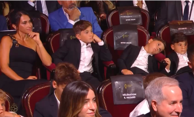 Ronaldo được fan Messi bênh vực khi có ảnh chế với hạng 829 ứng viên Quả bóng vàng - Ảnh 2. Ronaldo được fan Messi bênh vực khi có ảnh chế với hạng 829 ứng viên Quả bóng vàng - Ảnh 2.