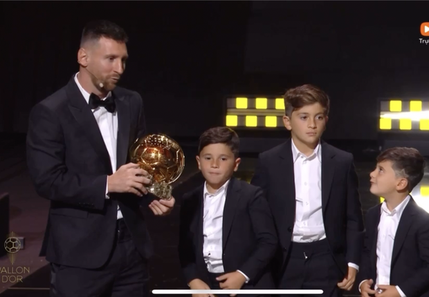 3 quý tử nhà Messi biểu cảm chuẩn anti-fan khi bố nhận Quả bóng vàng 2023 - Ảnh 5.