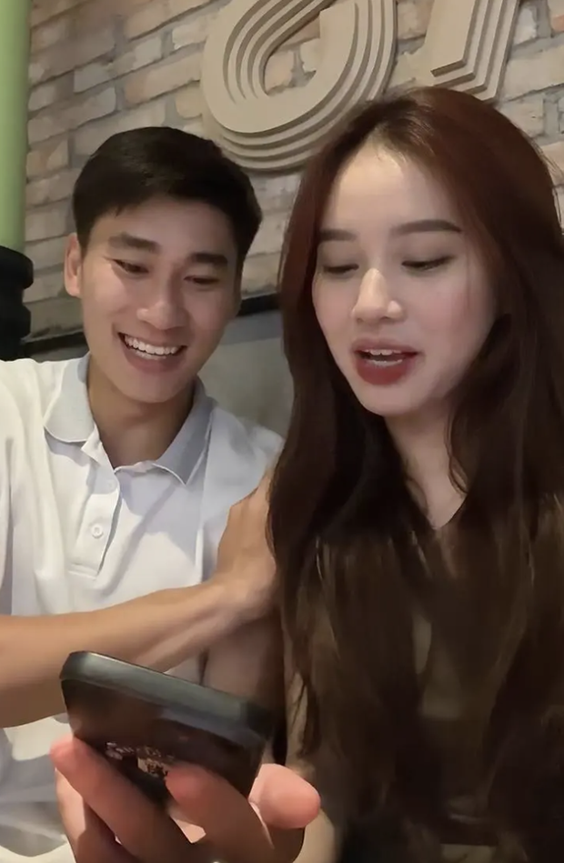 Bạn gái nổi tiếng TikToker biến thành thiên thần quyến rũ để đón Halloween, Nhâm Mạnh Dũng choáng váng