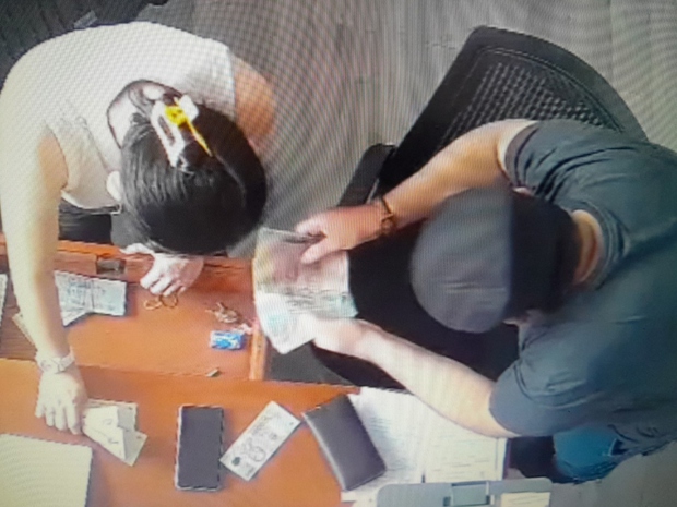 Hai người nước ngoài dàn cảnh đổi USD rồi giật tiền bỏ chạy - Ảnh 1. Hai người nước ngoài dàn cảnh đổi USD rồi giật tiền bỏ chạy - Ảnh 1.