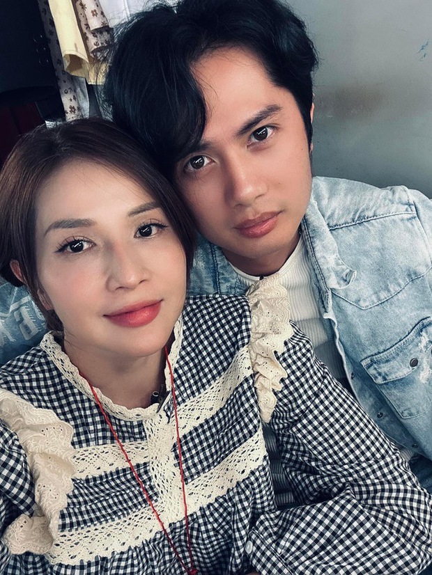 Showbiz Việt xuất hiện cặp đôi nổi bật: Bị nghi ngờ về hành động tình tứ, công khai hôn nhau trên sân khấu