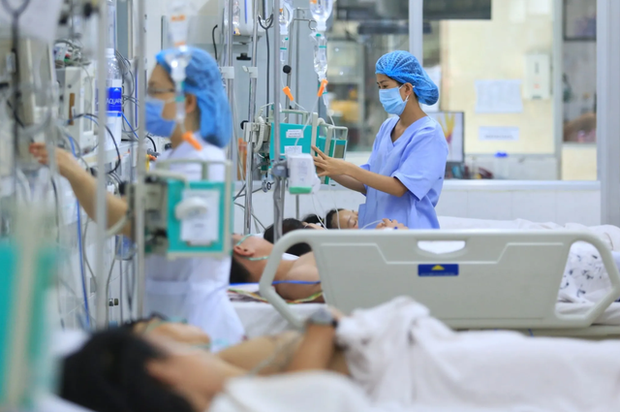Hà Nội: Thêm gần 2.600 người mắc và 100 ổ dịch sốt xuất huyết, cảnh báo 6 triệu chứng chuyển nặng cần đến viện ngay - Ảnh 1.