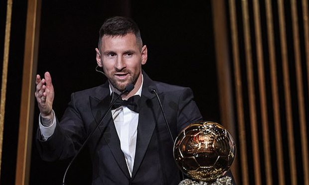 3 quý tử nhà Messi biểu cảm chuẩn anti-fan khi bố nhận Quả bóng vàng 2023 - Ảnh 1.