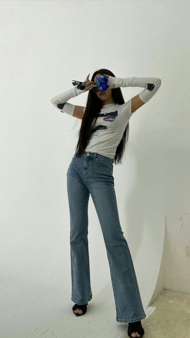 Đây là những chiếc quần jeans chân ái của Jennie, giúp cô nàng hack dáng cao ráo như 1m7 - Ảnh 2.