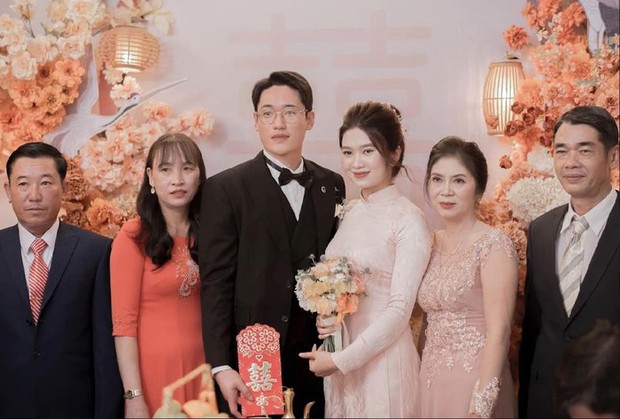 Nam thần U23 Việt Nam cưng chiều vợ đến nước mắt trong ngày ăn hỏi