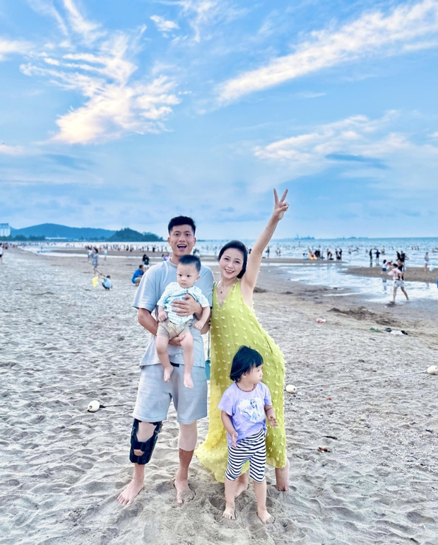 Phan Văn Đức và vợ cùng tỏa sáng với cử chỉ ngọt ngào