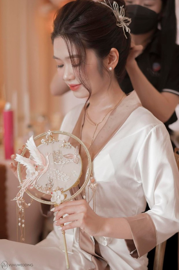 Nam thần U23 Việt Nam cưng chiều vợ đến nước mắt trong ngày ăn hỏi