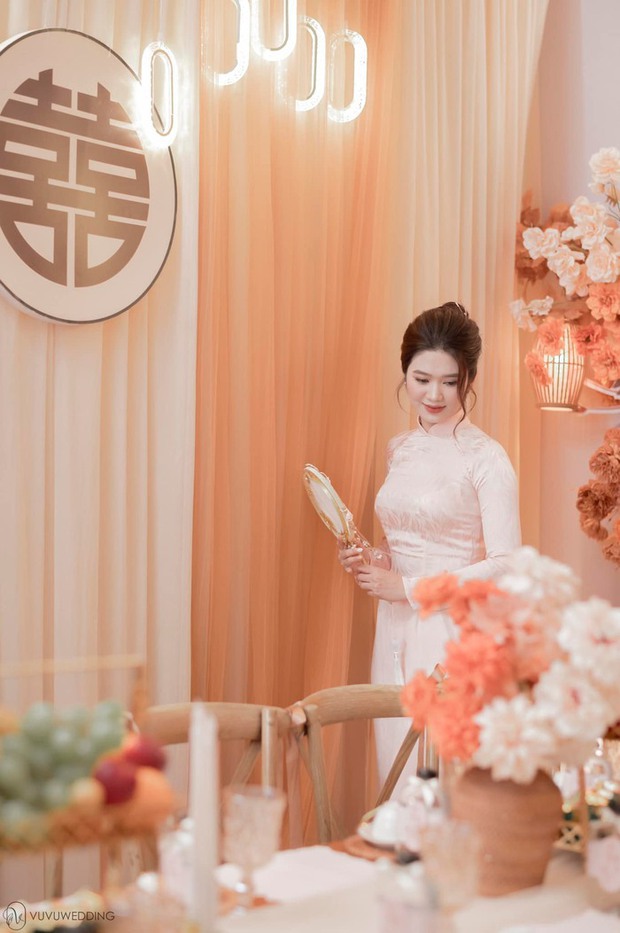 Nam thần U23 Việt Nam cưng chiều vợ đến nước mắt trong ngày ăn hỏi