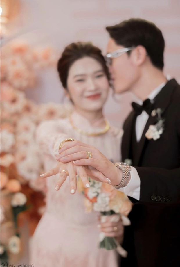 Nam thần U23 Việt Nam cưng chiều vợ đến nước mắt trong ngày ăn hỏi