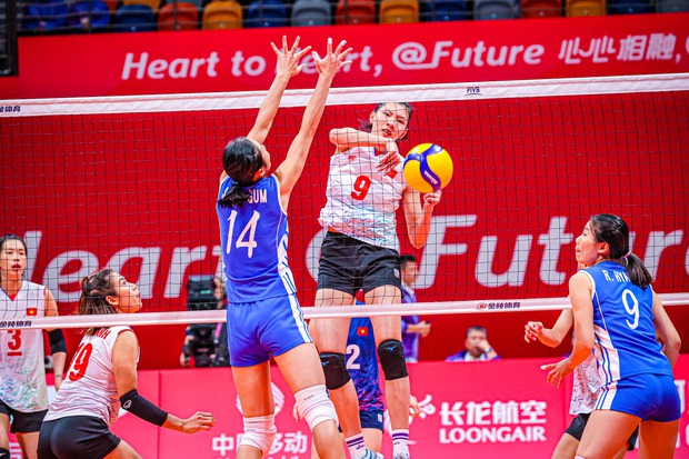 Chiến thắng lịch sử! Bóng chuyền nữ Việt Nam ghi tên vào bán kết ASIAD 19 và khiến người hâm mộ phấn khích