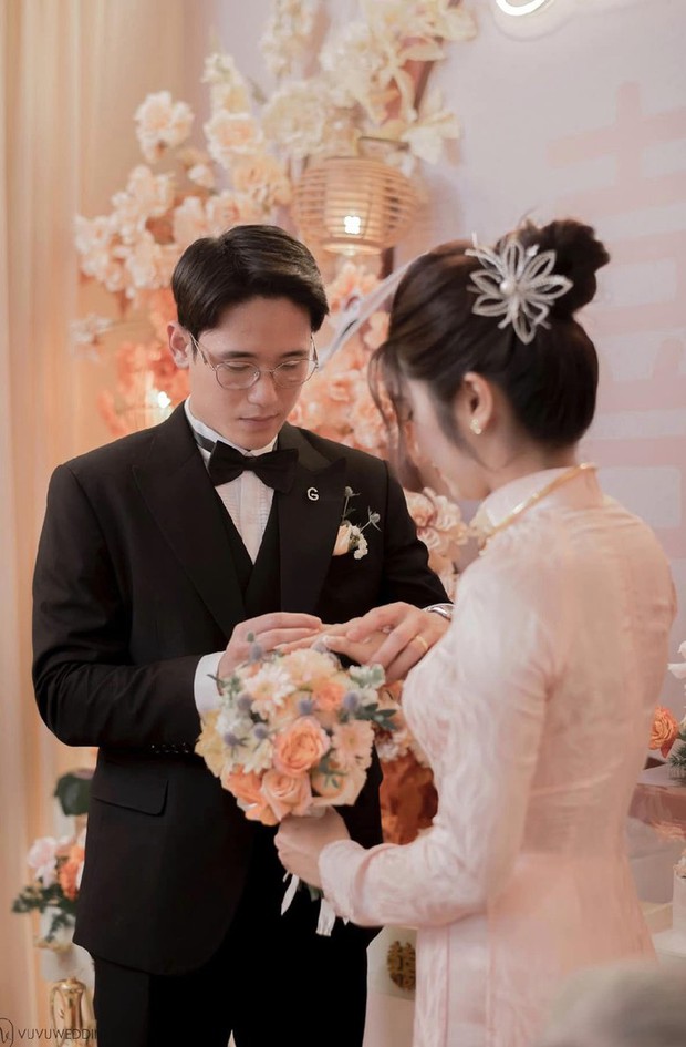 Nam thần U23 Việt Nam cưng chiều vợ đến nước mắt trong ngày ăn hỏi