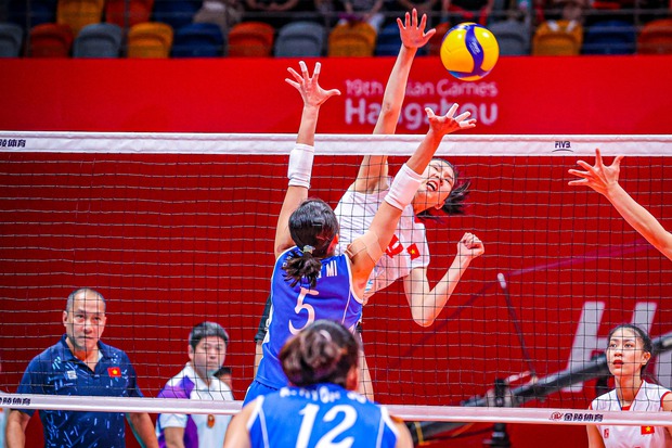 Chiến thắng lịch sử! Bóng chuyền nữ Việt Nam ghi tên vào bán kết ASIAD 19 và khiến người hâm mộ phấn khích