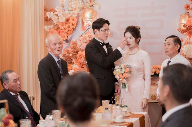 Nam thần U23 Việt Nam cưng chiều vợ đến nước mắt trong ngày ăn hỏi