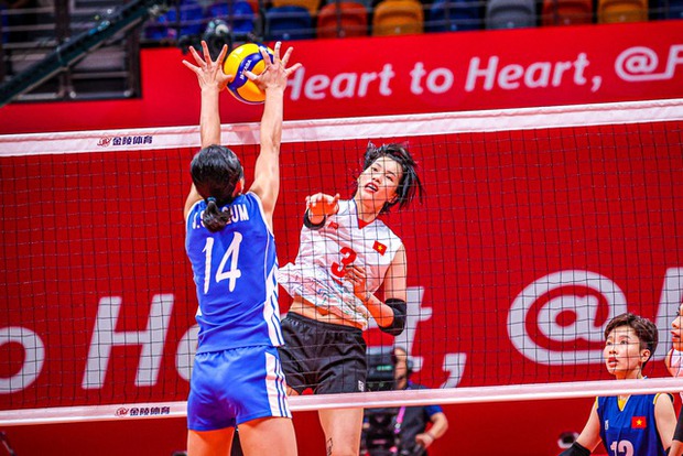 Chiến thắng lịch sử! Bóng chuyền nữ Việt Nam ghi tên vào bán kết ASIAD 19 và khiến người hâm mộ phấn khích