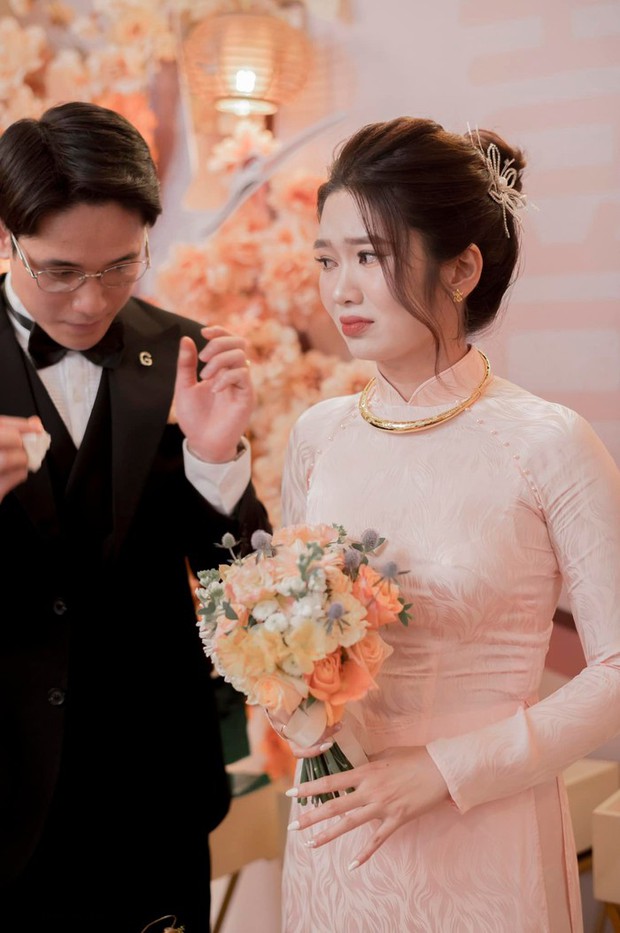 Nam thần U23 Việt Nam cưng chiều vợ đến nước mắt trong ngày ăn hỏi