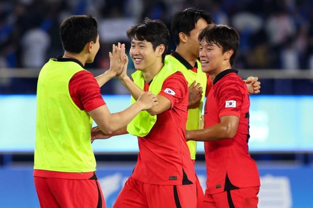 ASIAD 19: Tiền đạo Hàn Quốc bị đánh nguội trên sân, nhưng phản ứng của anh chàng này sau đó còn hài hước hơn nữa!