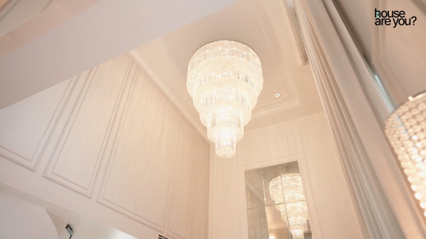 Bên trong siêu biệt thự của Huyền Baby: Đèn chùm ở phòng khách siêu lộng lẫy, thiết kế style tân cổ điển không điểm nào chê - Ảnh 4.