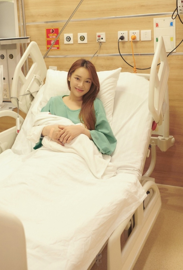 Nhã Phương bật khóc, chồng Trường Giang không thể đến bên trong phòng sinh - Gây xúc động máy xem!
