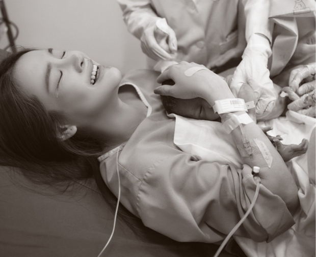 Nhã Phương bật khóc, chồng Trường Giang không thể đến bên trong phòng sinh - Gây xúc động máy xem!