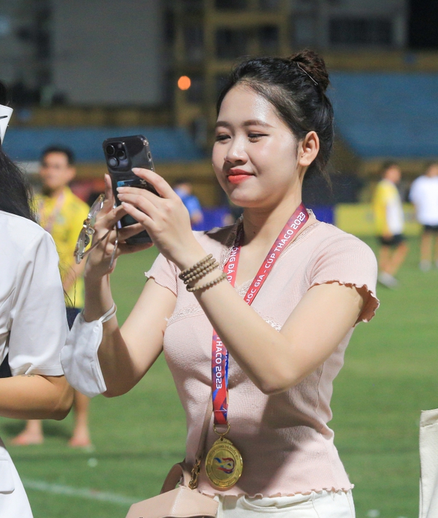 Cựu thủ môn U23 Việt Nam vướng tin đồn hẹn hò tiếp viên hàng không hơn tuổi: Những bất ngờ đáng chú ý