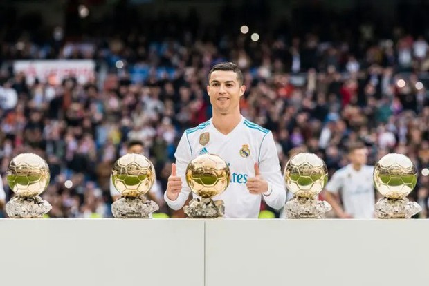 Danh sách các kiều bóng vàng vinh dự: Ronaldo thắng Messi trong cuộc đua này!