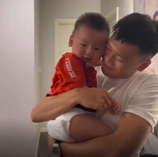 Tuyển thủ Việt Nam trở về máu lửa, nhưng con trai ngỡ ngàng khi nhìn vào bố!