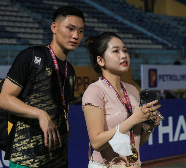 Cựu thủ môn U23 Việt Nam vướng tin đồn hẹn hò tiếp viên hàng không hơn tuổi: Những bất ngờ đáng chú ý