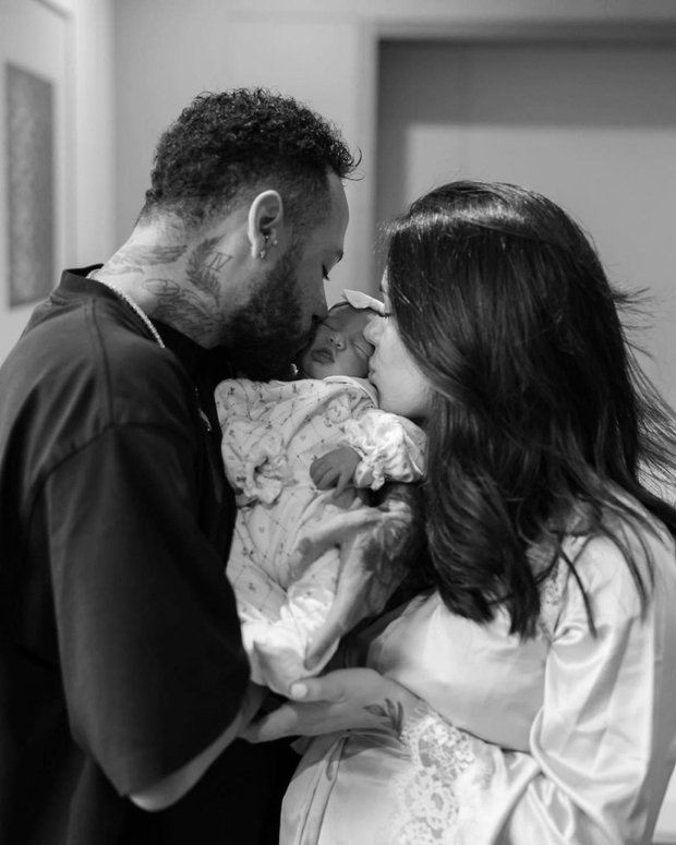 Breaking Doubts Amid Rumors, Neymar Joyfully Welcomes the Birth of His Daughter with Wife 4