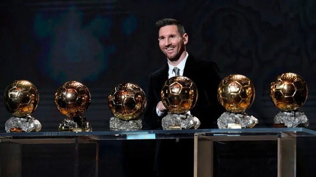 Danh sách các kiều bóng vàng vinh dự: Ronaldo thắng Messi trong cuộc đua này!