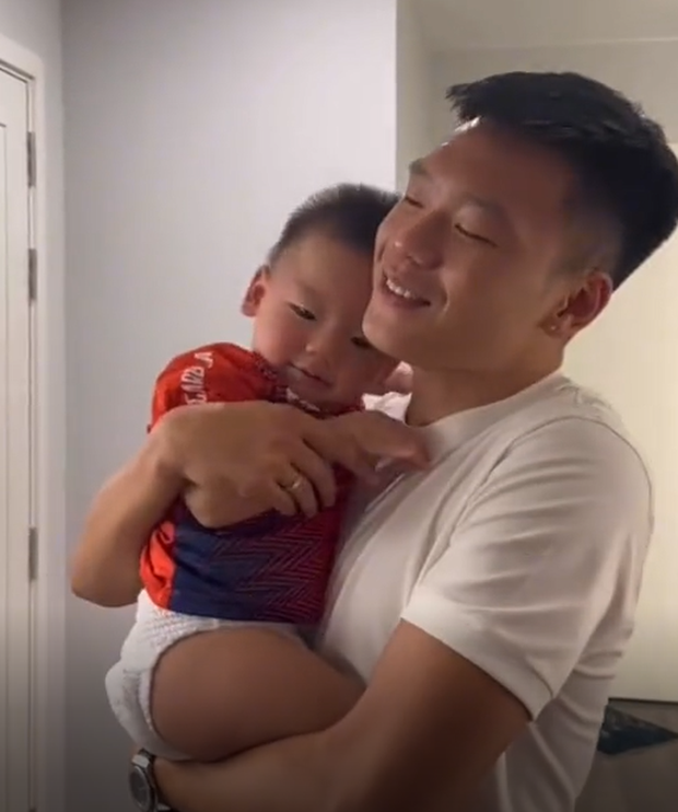 Tuyển thủ Việt Nam trở về máu lửa, nhưng con trai ngỡ ngàng khi nhìn vào bố!