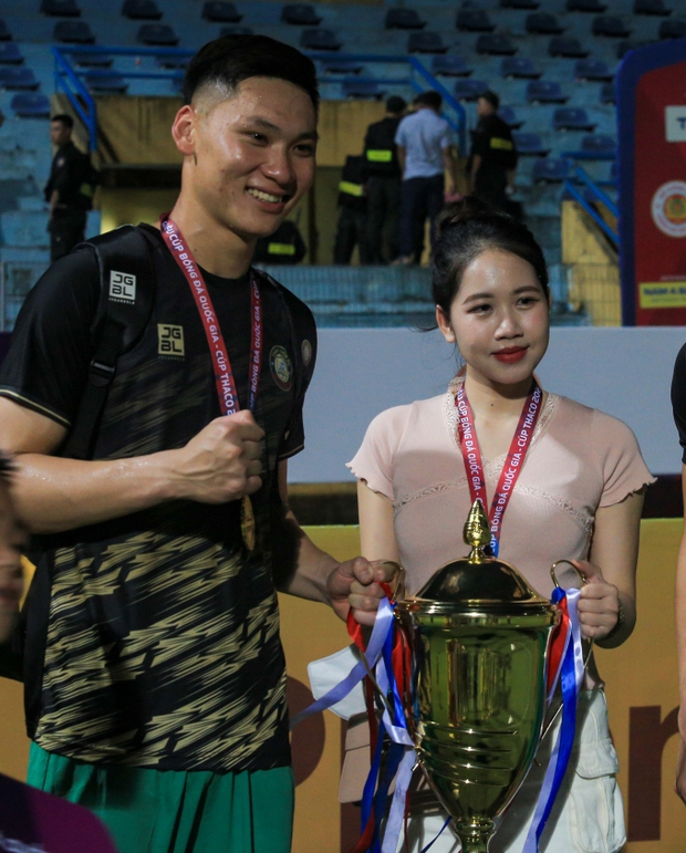 Cựu thủ môn U23 Việt Nam vướng tin đồn hẹn hò tiếp viên hàng không hơn tuổi: Những bất ngờ đáng chú ý