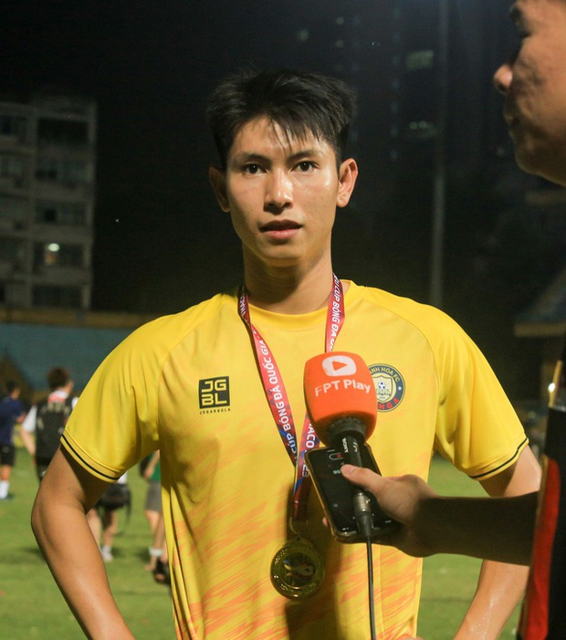 Tiền vệ tuyển Việt Nam tình tứ trên sân: Hành động gắn kết khiến fan thán phục!