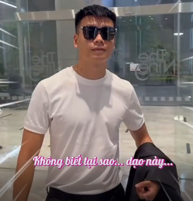 Tuyển thủ Việt Nam trở về máu lửa, nhưng con trai ngỡ ngàng khi nhìn vào bố!